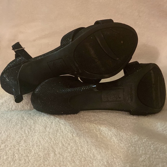 Strappy high heels - Picture 4 of 5